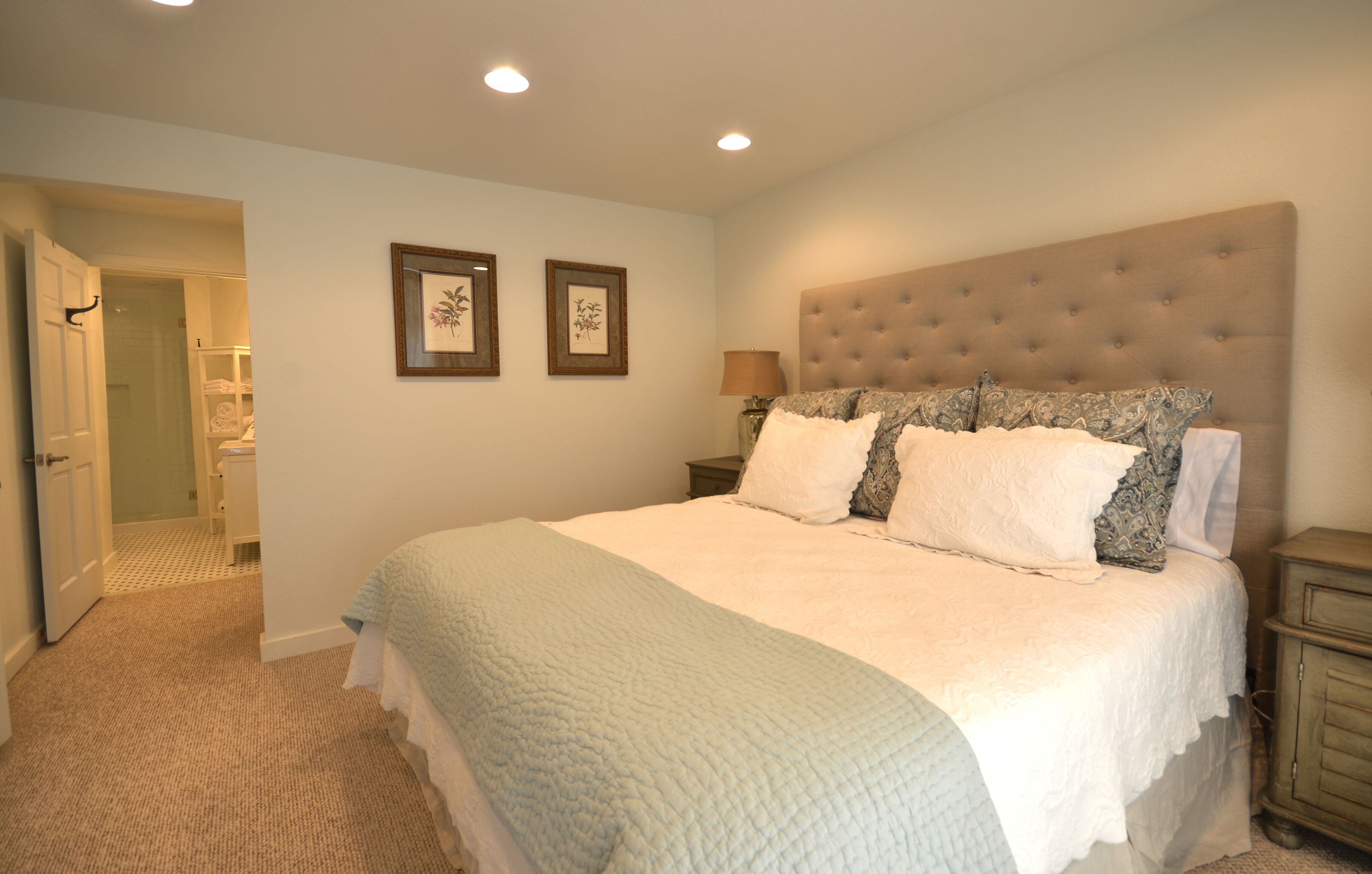 1 Chic Urban Suite Close to Restaurants, Shopping, Brewery, Winery, Outfitters