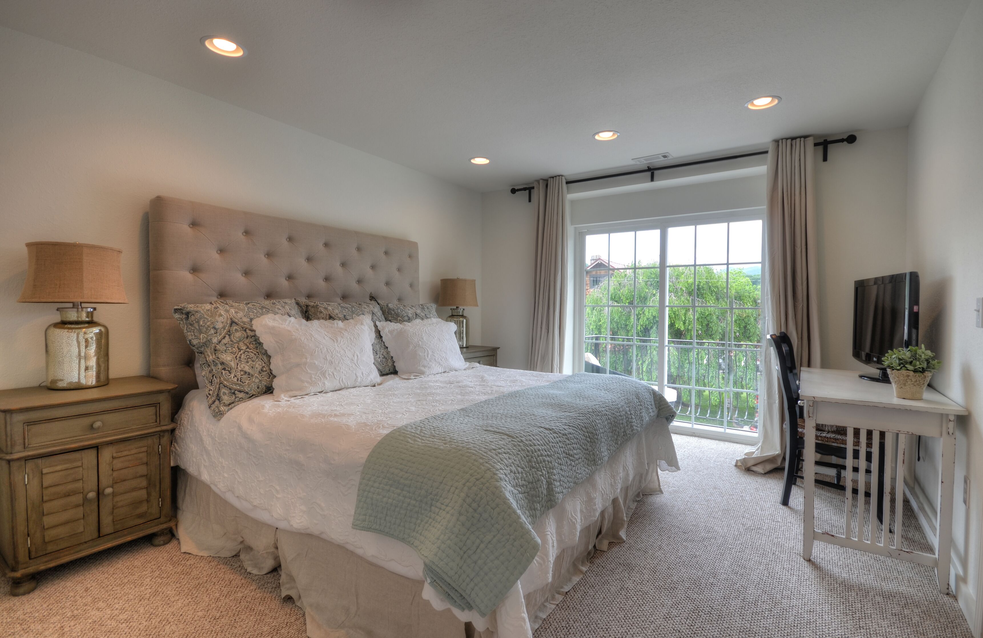 1 Chic Urban Suite Close to Restaurants, Shopping, Brewery, Winery, Outfitters