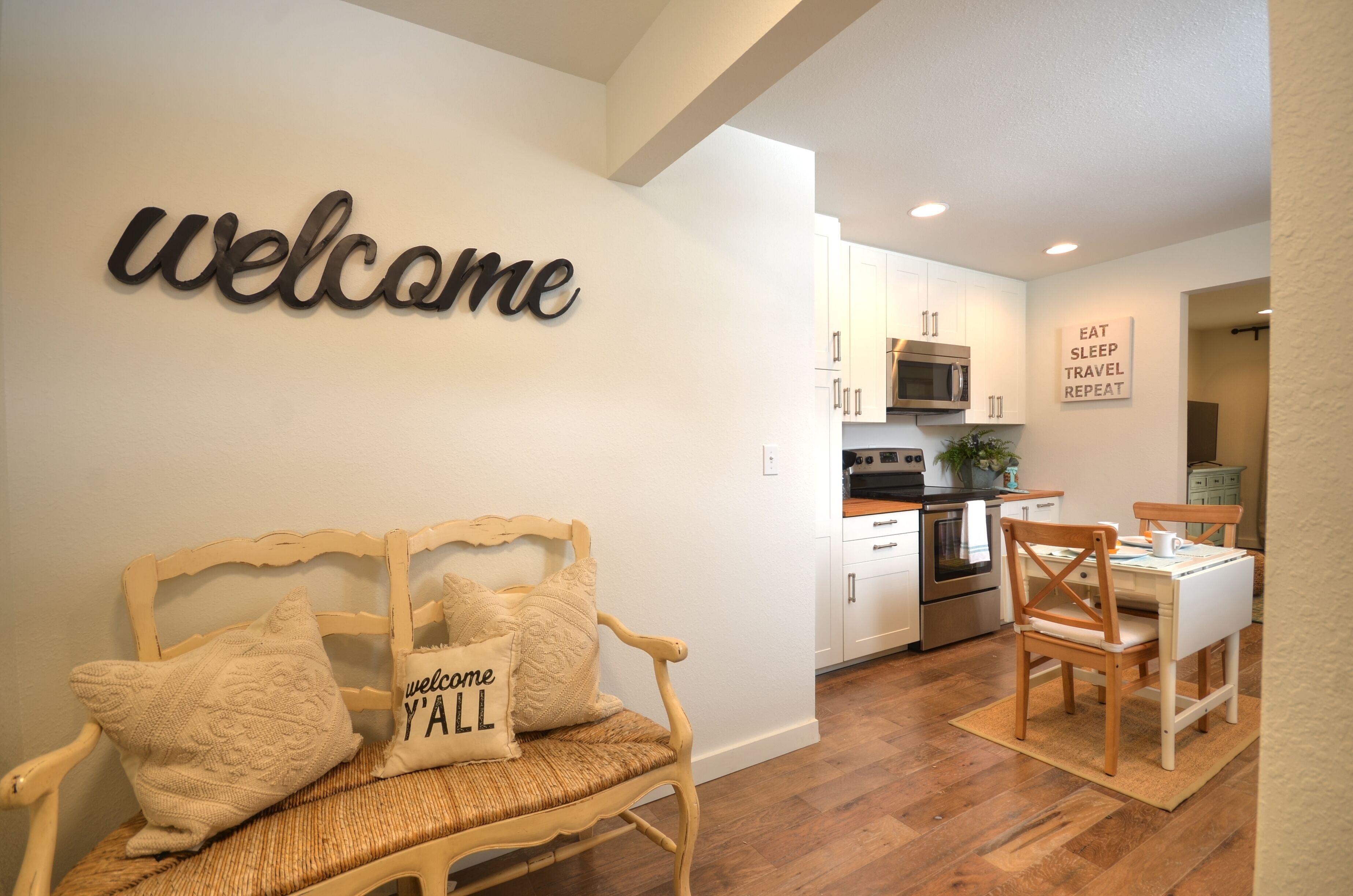 1 Chic Urban Suite Close to Restaurants, Shopping, Brewery, Winery, Outfitters