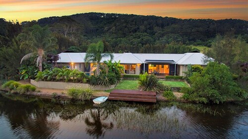 Mystique Country House-Stunning house beside a lake and mountain backdrop.
