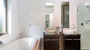 Combined shower/tub, towels, soap, toilet paper