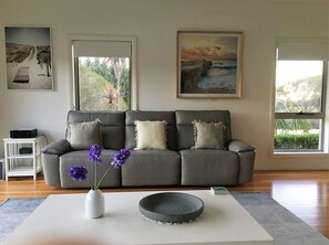 Una Smart TV, libros, un reproductor estéreo