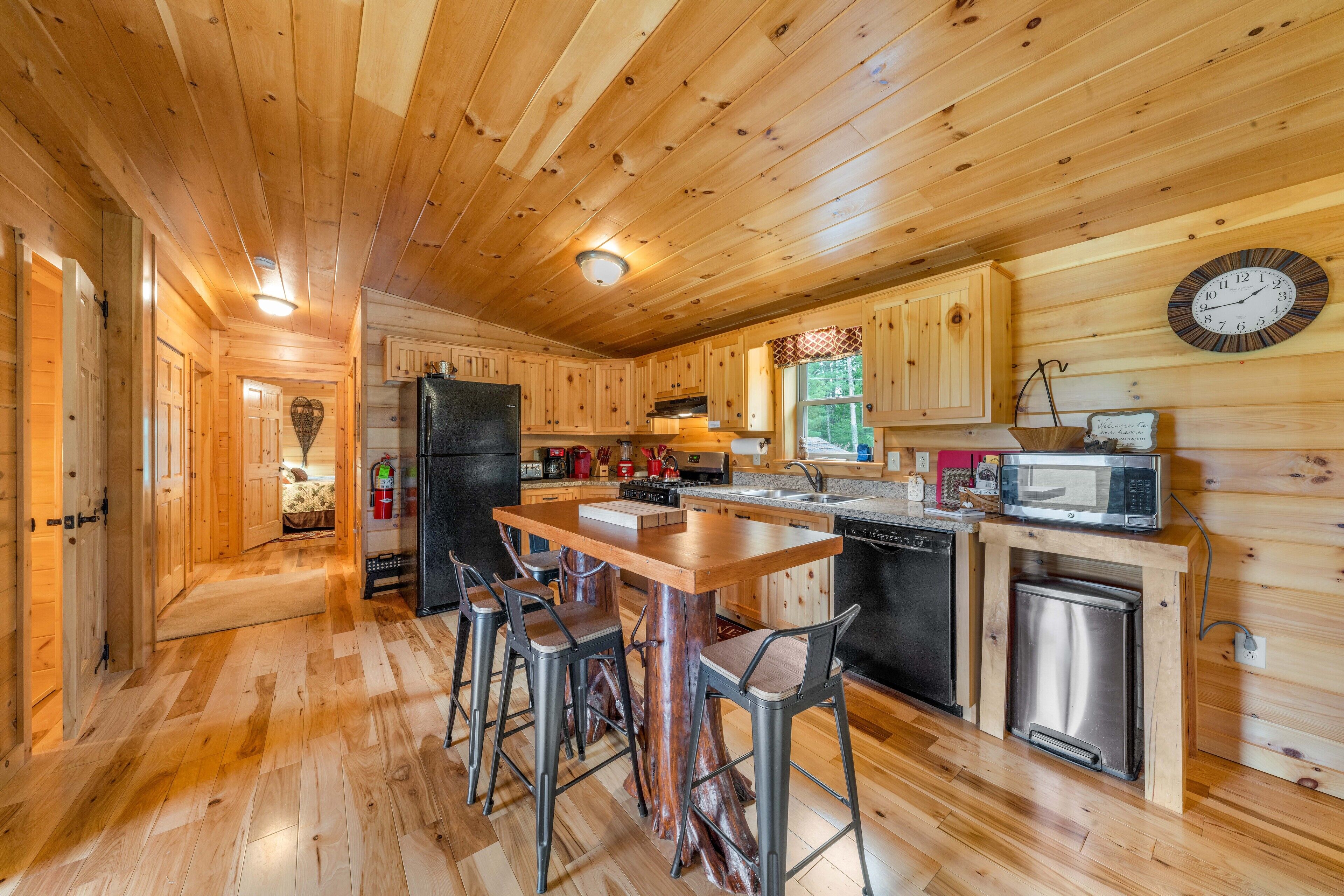 Log Haven: private 3 bedroom log cabin, sleeps 8, AC, media room, pet friendly!