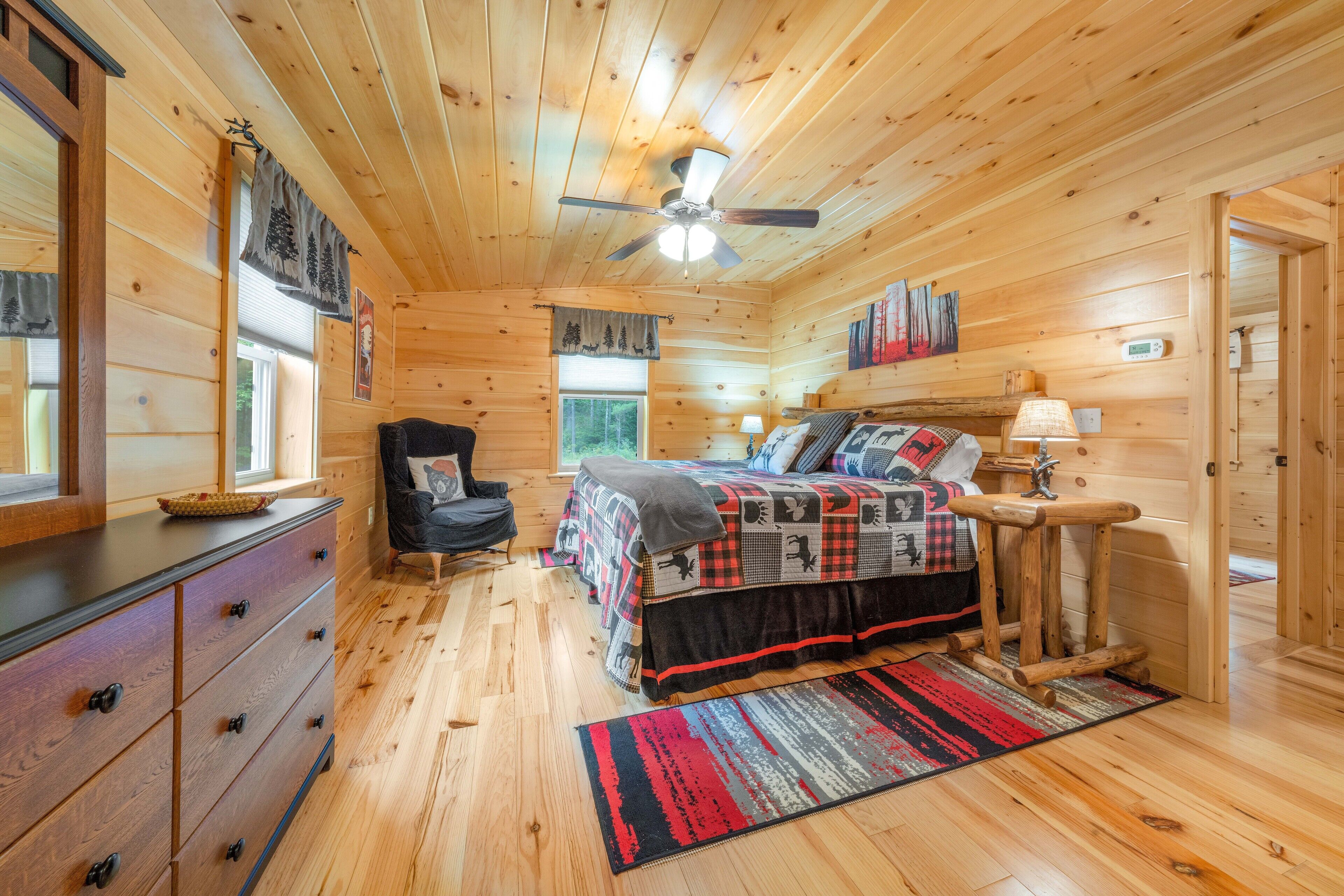 Log Haven: private 3 bedroom log cabin, sleeps 8, AC, media room, pet friendly!