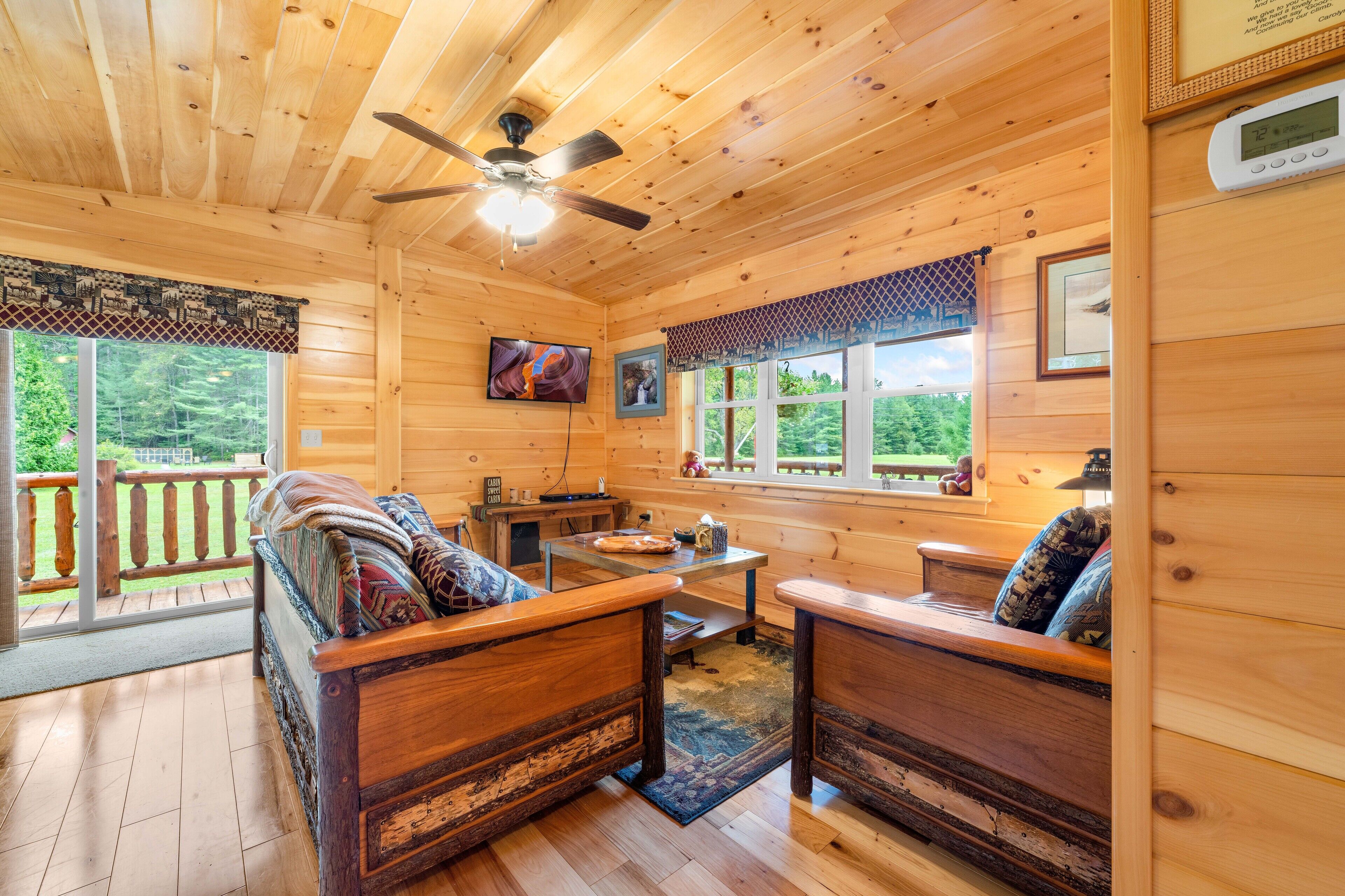 Log Haven: private 3 bedroom log cabin, sleeps 8, AC, media room, pet friendly!