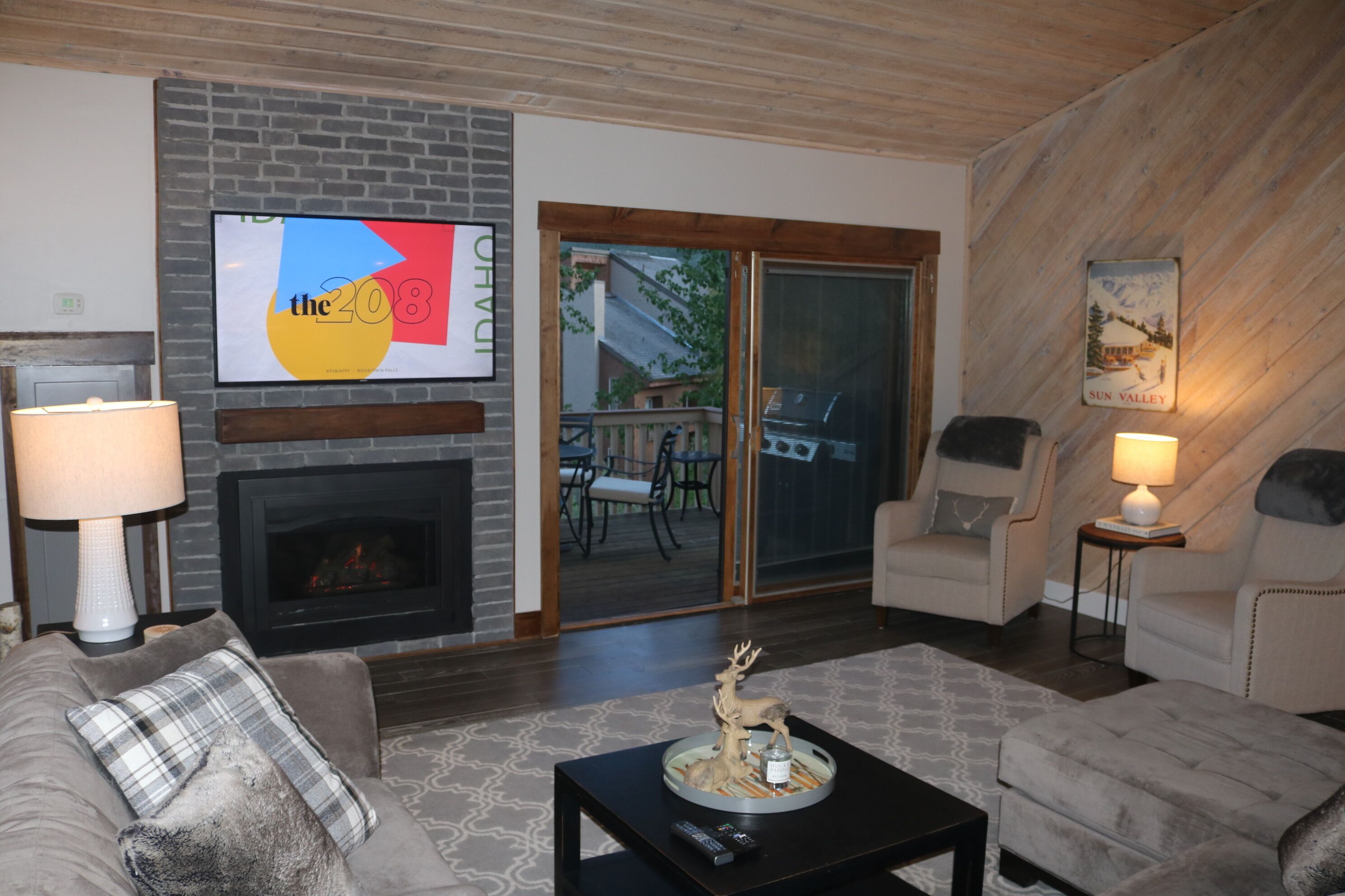 Beautiful remodeled Elkhorn condo with mountain views!!