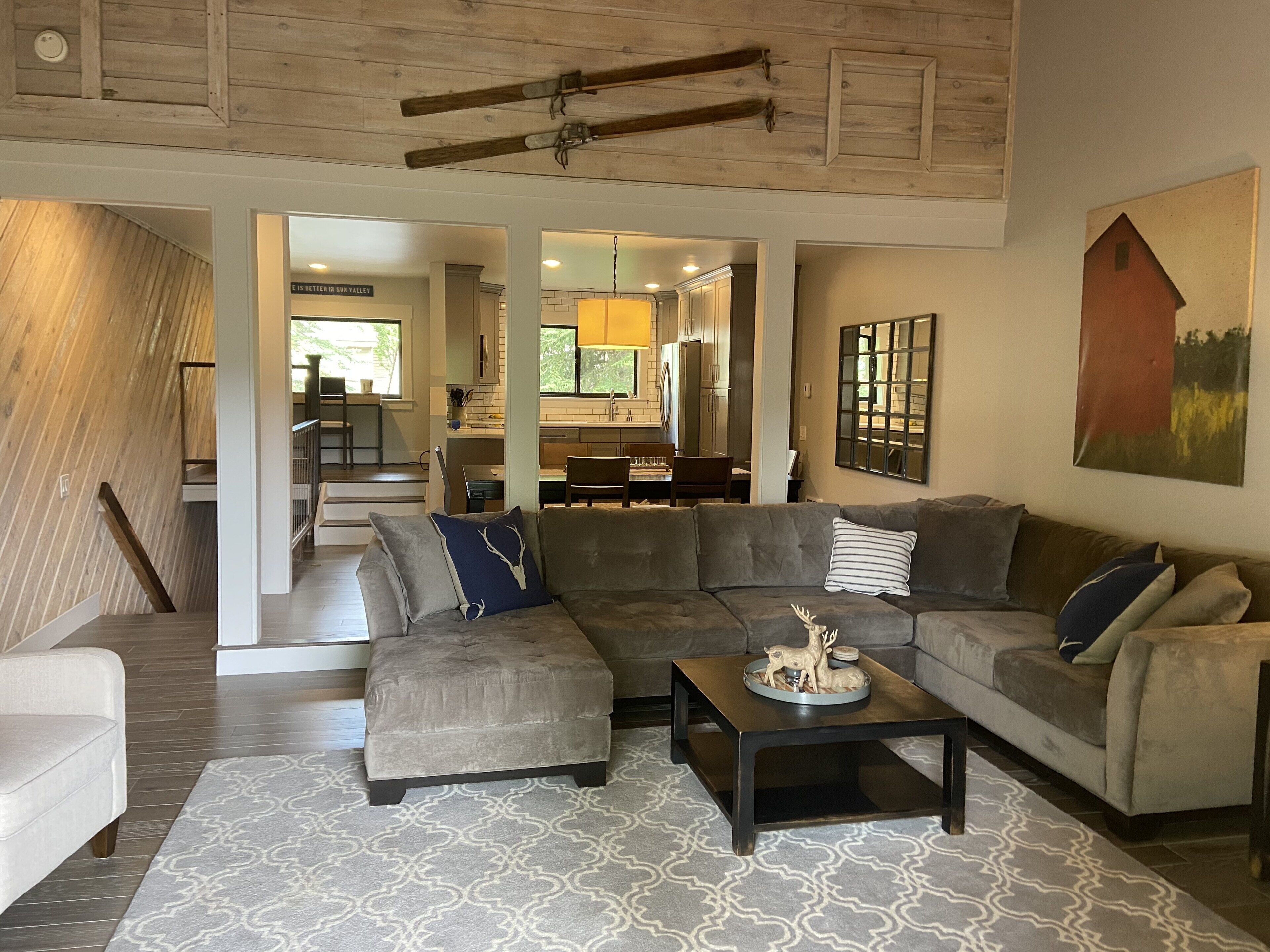 Beautiful remodeled Elkhorn condo with mountain views!!