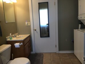 淋浴/盆浴组合、吹风机、毛巾、肥皂