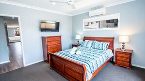 5 bedrooms, WiFi, bed sheets