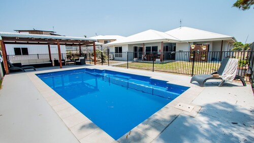 WYUNA  -  CLEAR WATER - amazing pool, air conditioned plus boat parking