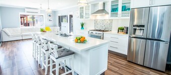 WYUNA  -  CLEAR WATER - amazing pool, air conditioned plus boat parking