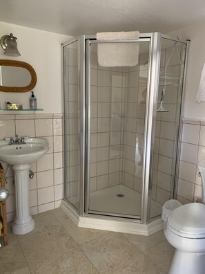 Hårtork, handdukar, tvål och toalettpapper