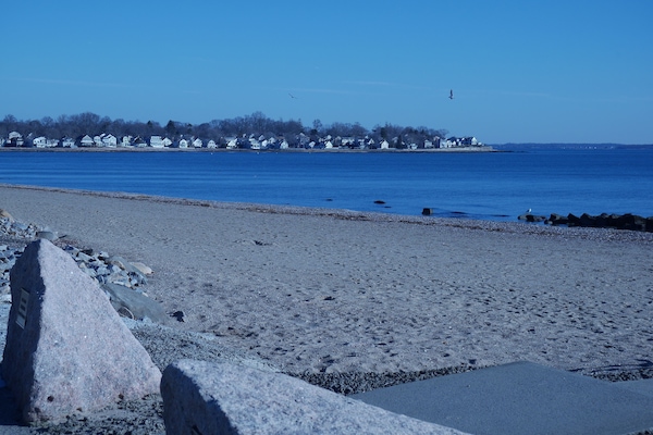 Sulla spiaggia, lettini da mare, teli da spiaggia