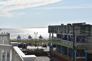 Property grounds - 4BR 4BA Townhouse, Steps to Beach & Boardwalk, Pool + 8 Beach Badges Included (Seaside Heights)