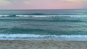 Una playa con olas y cielo despejado.