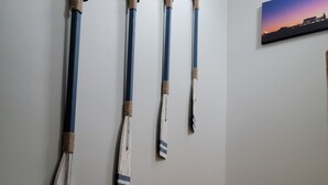 Una escalera con escalones de madera y una escoba sujeta a la pared.