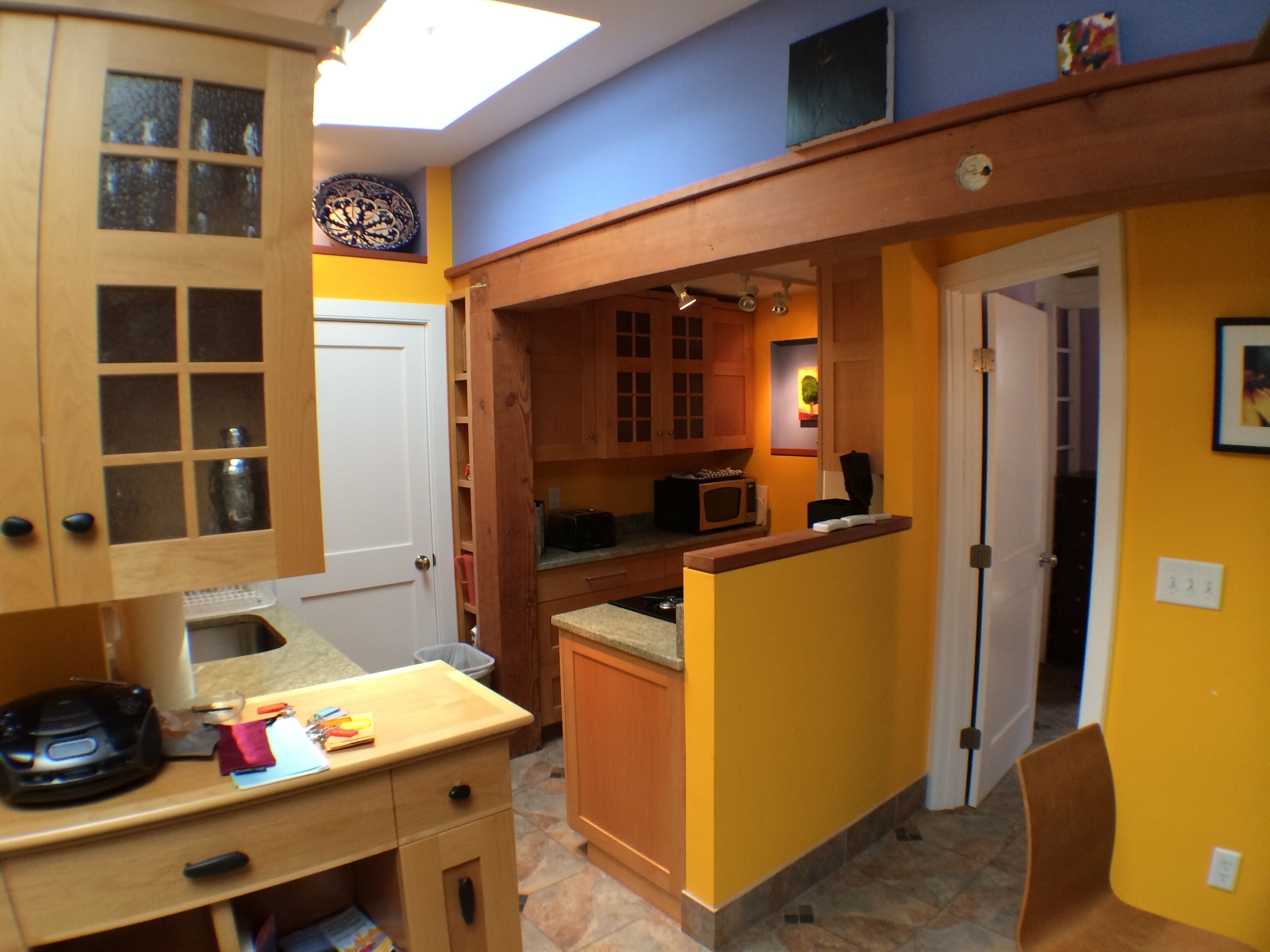 Renovated One Bedroom, w/Parking, Heated Pool, in East End Gallery District