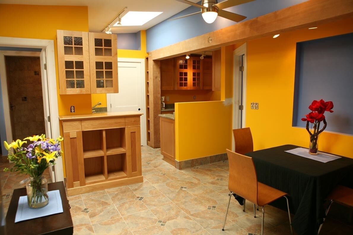 Renovated One Bedroom, w/Parking, Heated Pool, in East End Gallery District