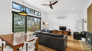 TV, fireplace, DVD player - The Property - Pet Friendly (Anglesea)