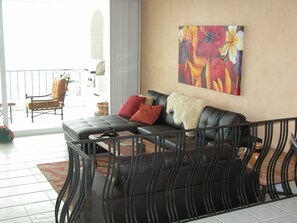 Televisio, takka, DVD-soitin, pöytätennispöytä