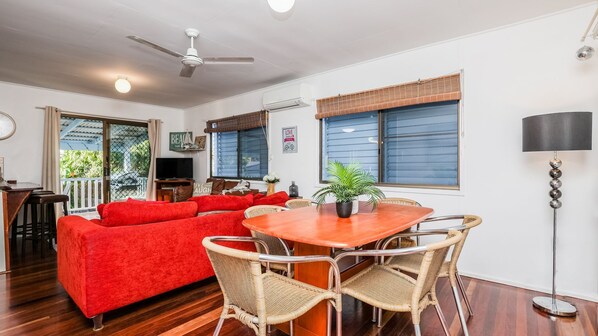 Dining - SUMMER SALT  holiday house - town center, walk to the beach (Agnes Water)