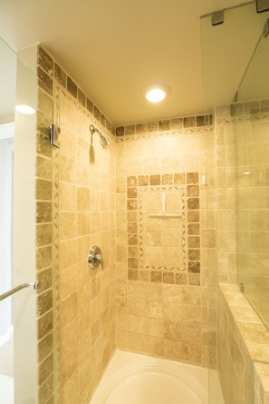 Combined shower/tub, hair dryer, towels