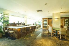 Dining - Large Roof Balcony (1,385 Sqft)!! Comfortable 2 Bedroom at Waikiki! (LW14) (Honolulu)