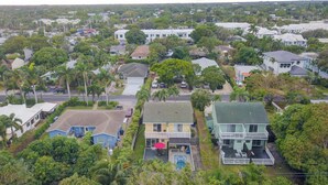 A residential area with houses, a swimming pool, and a street. - Charming Cottage worth every $$ (Delray Beach)