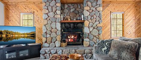 TV connectée, cheminée, jeux vidéo, baby-foot