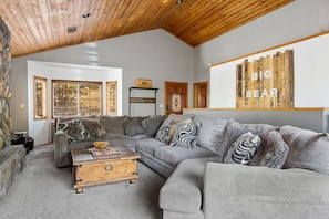 Smart-TV, Kamin, Videospiele, Tischfußball