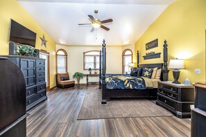 7 habitaciones, ropa de cama de alta calidad y escritorio 