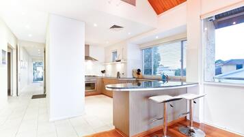 Jääkaappi, mikroaaltouuni, uuni, liesi