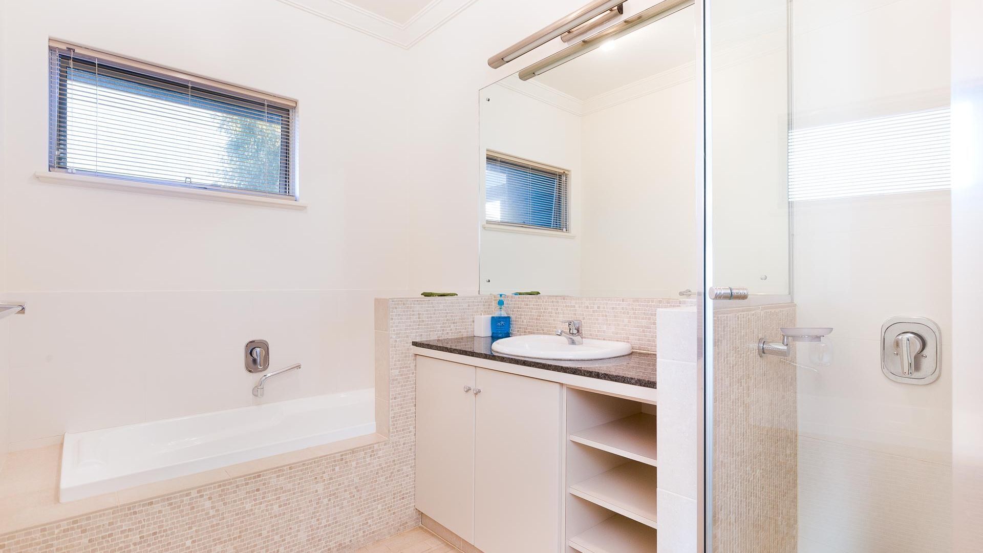 SEAGULL Condo/Apartment - Absolute Beachfront Holiday Retreat — image 16