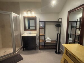 Duschwanne, Haartrockner, Handtücher, Seife