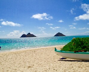 Vlak bij het strand, ligstoelen, strandlakens