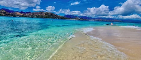 Playa en los alrededores, camastros y toallas de playa