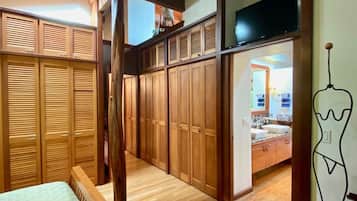 3 habitaciones, escritorio y tabla de planchar con plancha