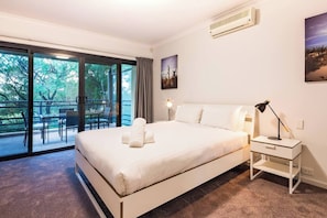 4 bedrooms, desk, iron/ironing board, WiFi