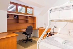 4 bedrooms, iron/ironing board, WiFi, bed sheets