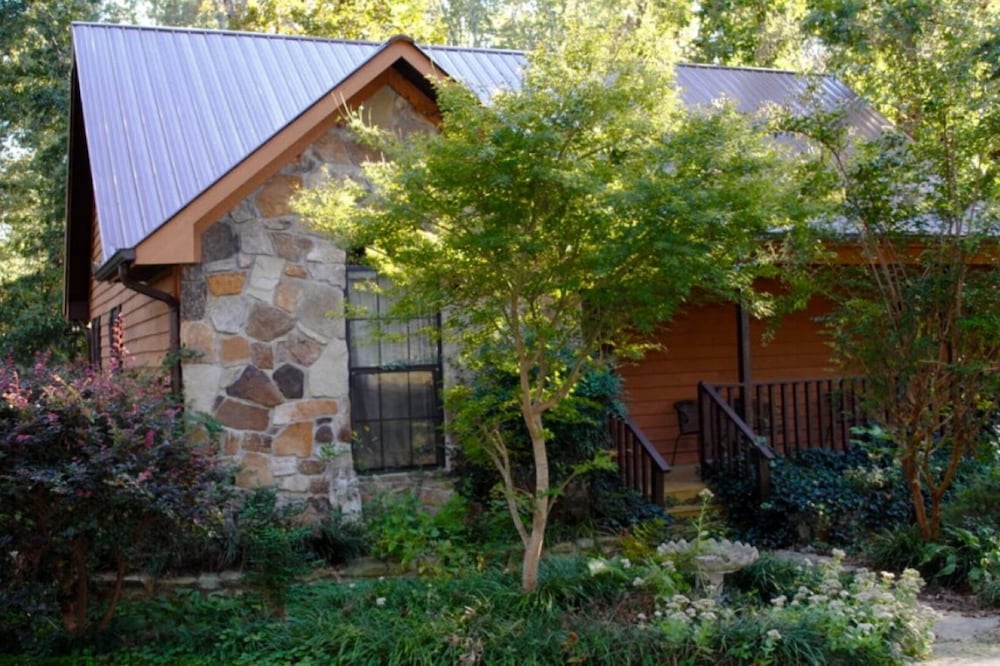 Beautiful Cottage Close To The Lake And Everything You Could Ever Need.