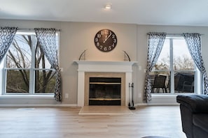 Interior - Summer Discounts! 5 Bdr Lake View Home right in Branson! 1Mile from the Beach ! (Branson)