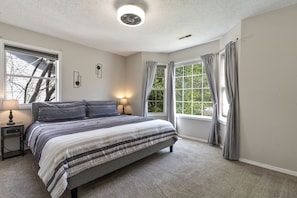 5 bedrooms, free WiFi, bed sheets - Summer Discounts! 5 Bdr Lake View Home right in Branson! 1Mile from the Beach ! (Branson)