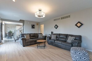 Fernseher, Kamin, Tischfußball, Stereoanlage