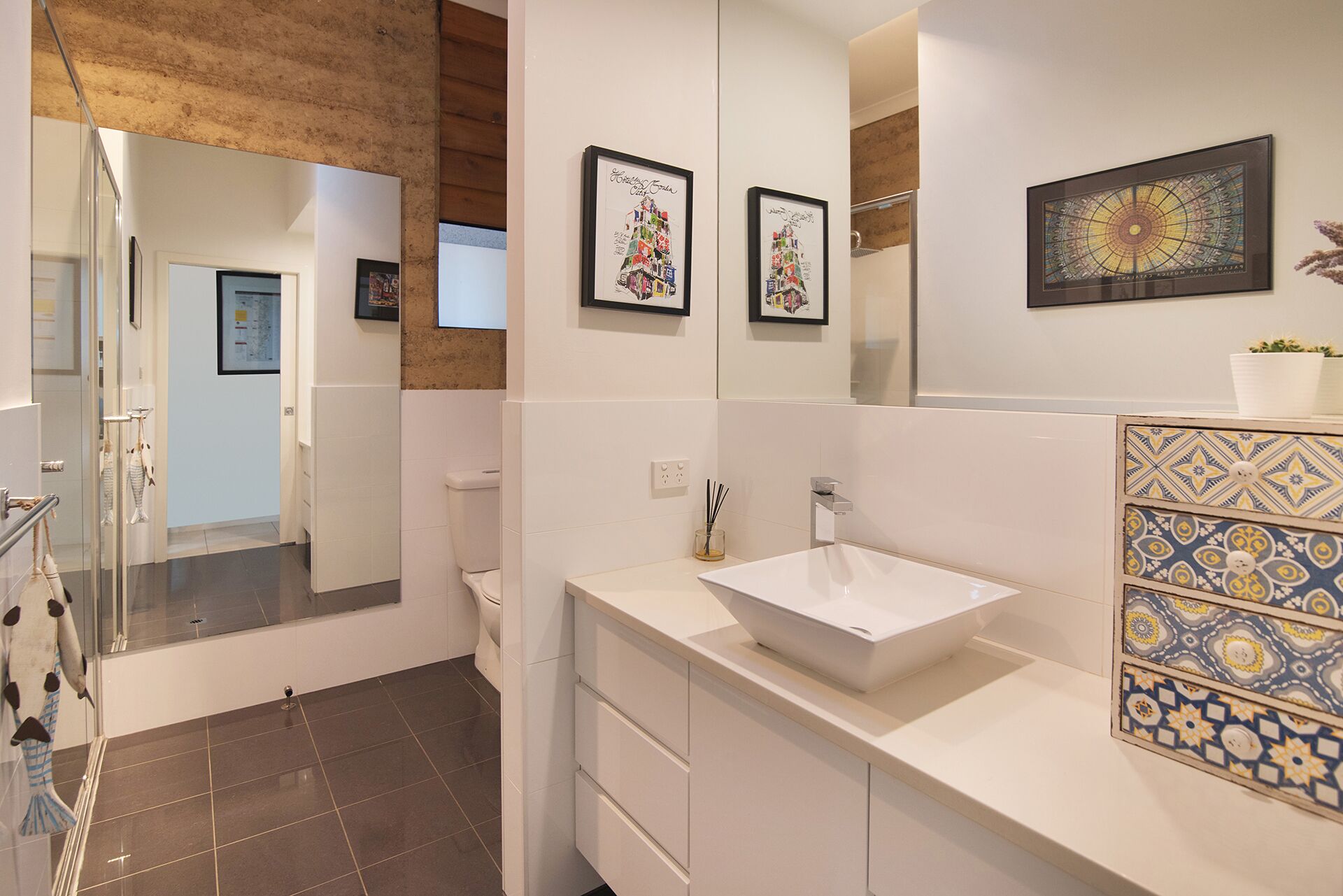 Baignoire, baignoire à jets, sèche-cheveux, bidet