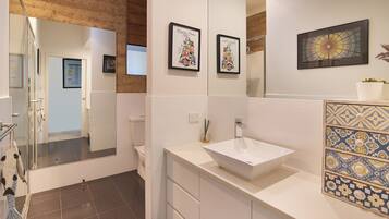 Bathtub, jetted bath, hair dryer, bidet