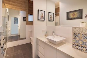 Een bad, een bubbelbad, een haardroger, een bidet