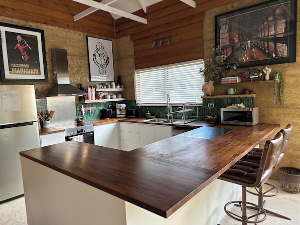 Fridge, microwave, oven, stovetop - Dunsborough spa cottage - quiet spot, central town (Dunsborough)