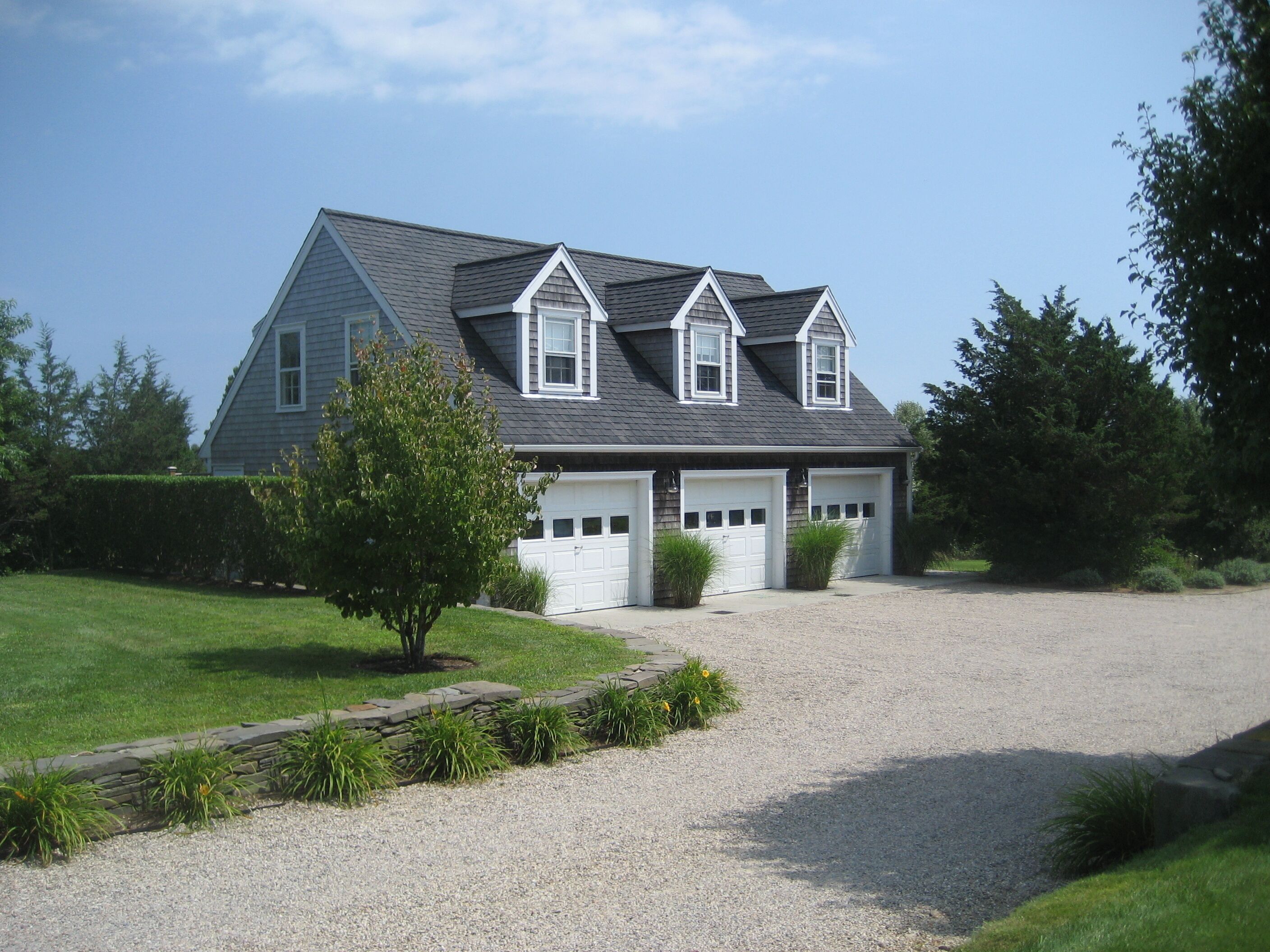 Close to Town , AC, Free WIFI, outdoor shower, grill, private yard on bike path