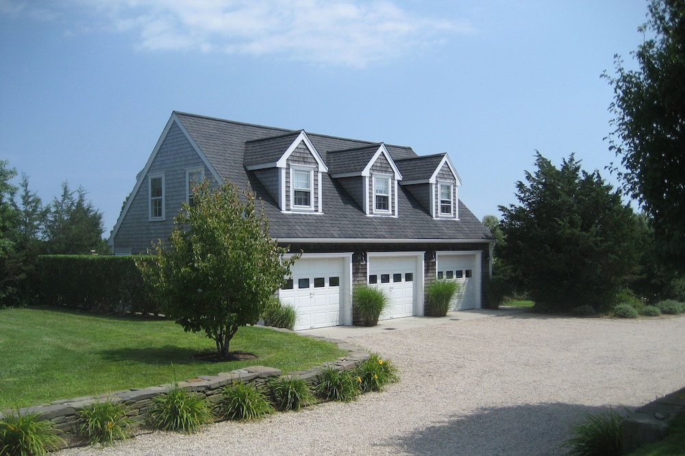 Close to Town , AC, Free WIFI, outdoor shower, grill, private yard on bike path