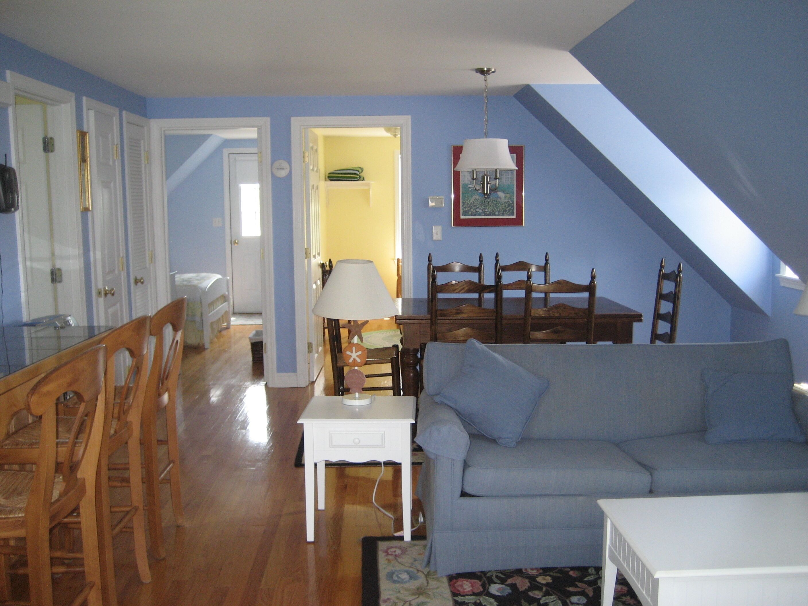 Close to Town , AC, Free WIFI, outdoor shower, grill, private yard on bike path